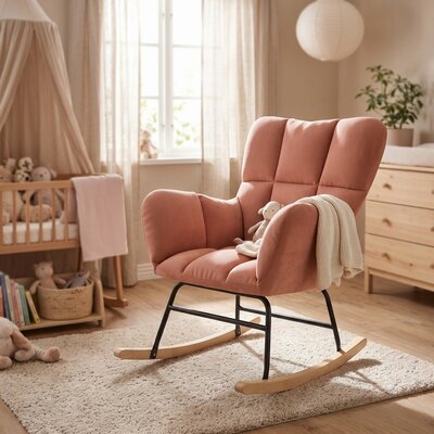 Rocking chair London Chic velours rose dans un salon lumineux