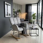 Rocking chair London Chic velours gris nuage dans un salon lumineux