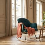 Rocking chair Venise velours vert anglais dans un salon lumineux