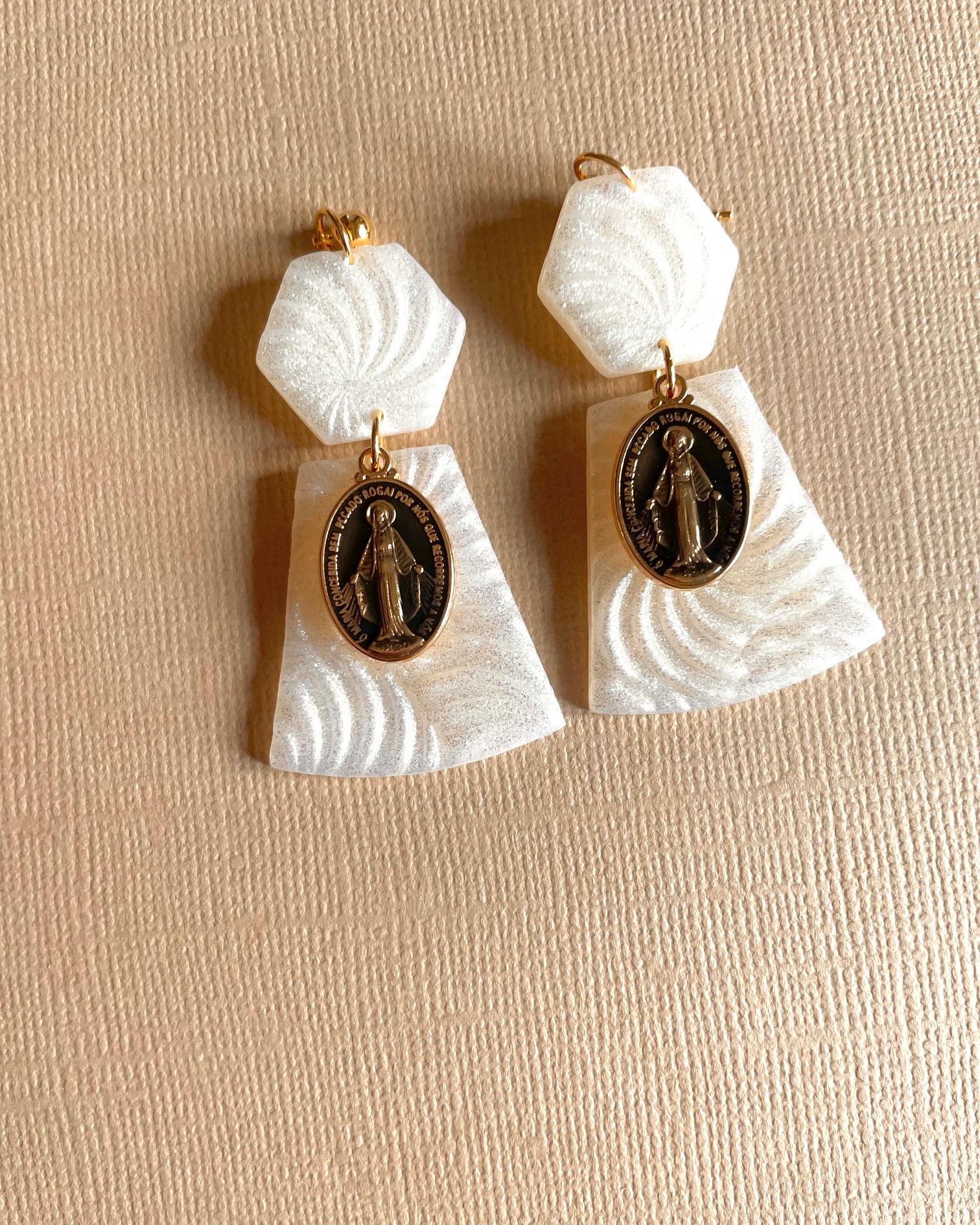 Boucles d\'oreilles Isis blanc nacré