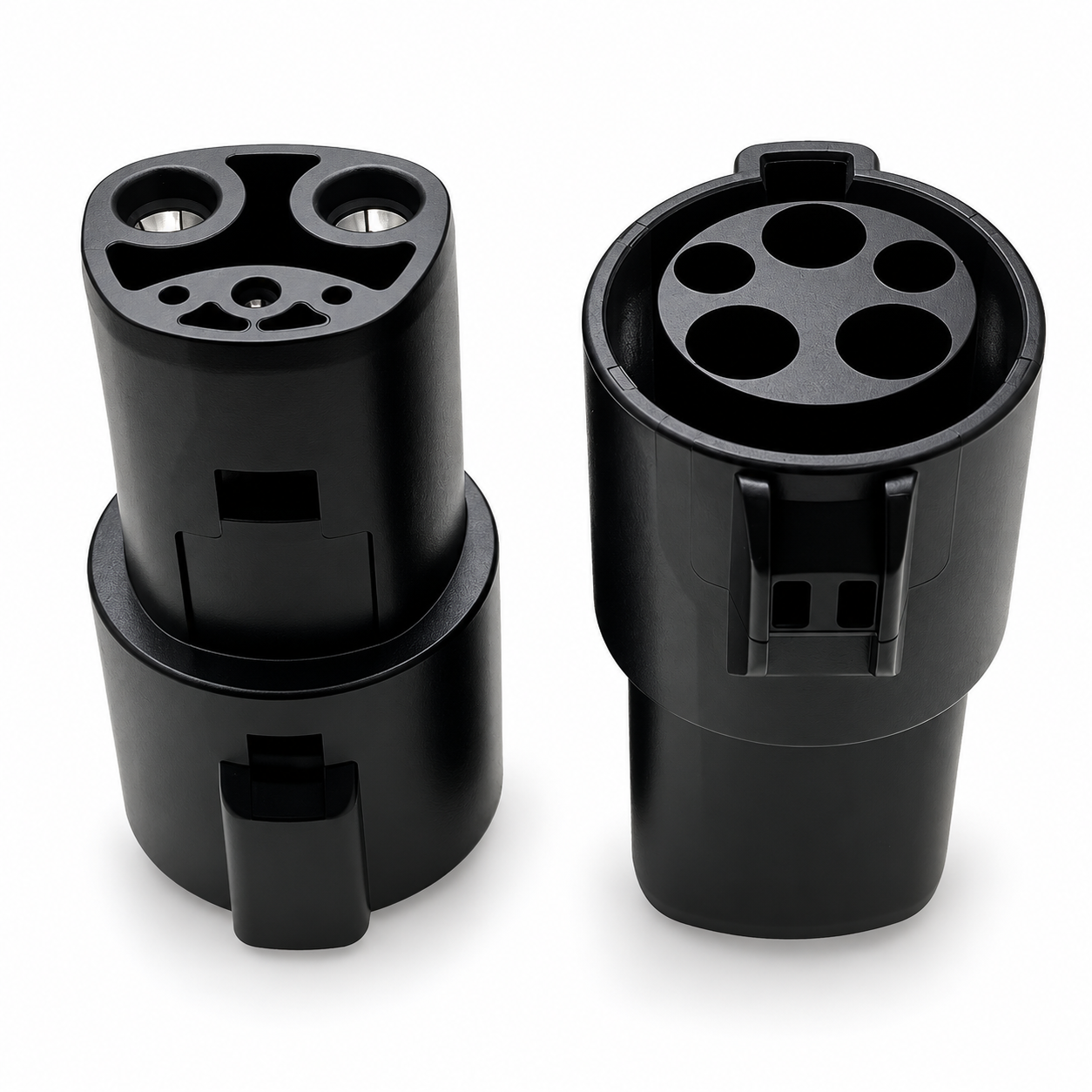 Deux côtés du même adaptateur Type 1 vers Tesla/NACS