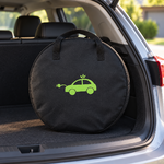 Sac rond pour câble de recharge rangé dans un coffre de voiture
