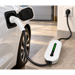 Chargeur blanc Type 2 vers Schuko utilisé sur une installation domestique