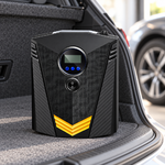 Gonfleur de pneus 12 V rangé dans un coffre de voiture