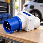 Adaptateur CEE vers prise domestique posé dans un garage