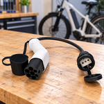 Adaptateur pour chargeur de vélo posé dans un atelier