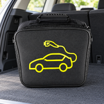 Sac carré pour câble de recharge rangé dans un coffre