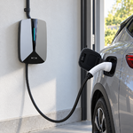 Borne Type 2 installée au mur avec véhicule en recharge