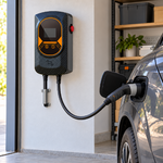 Borne Type 2 connectée installée au mur avec véhicule en recharge