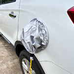 Housse argentée installée autour du port de recharge