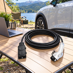 Câble V2L Type 1 débranché posé sur une table de camping