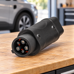 Adaptateur Type 2 vers Type 1 débranché dans un garage