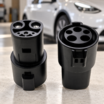 Deux vues de l’adaptateur Type 1 vers Tesla/NACS dans un garage