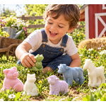 Enfant joyeux et animaux de ferme miniatures