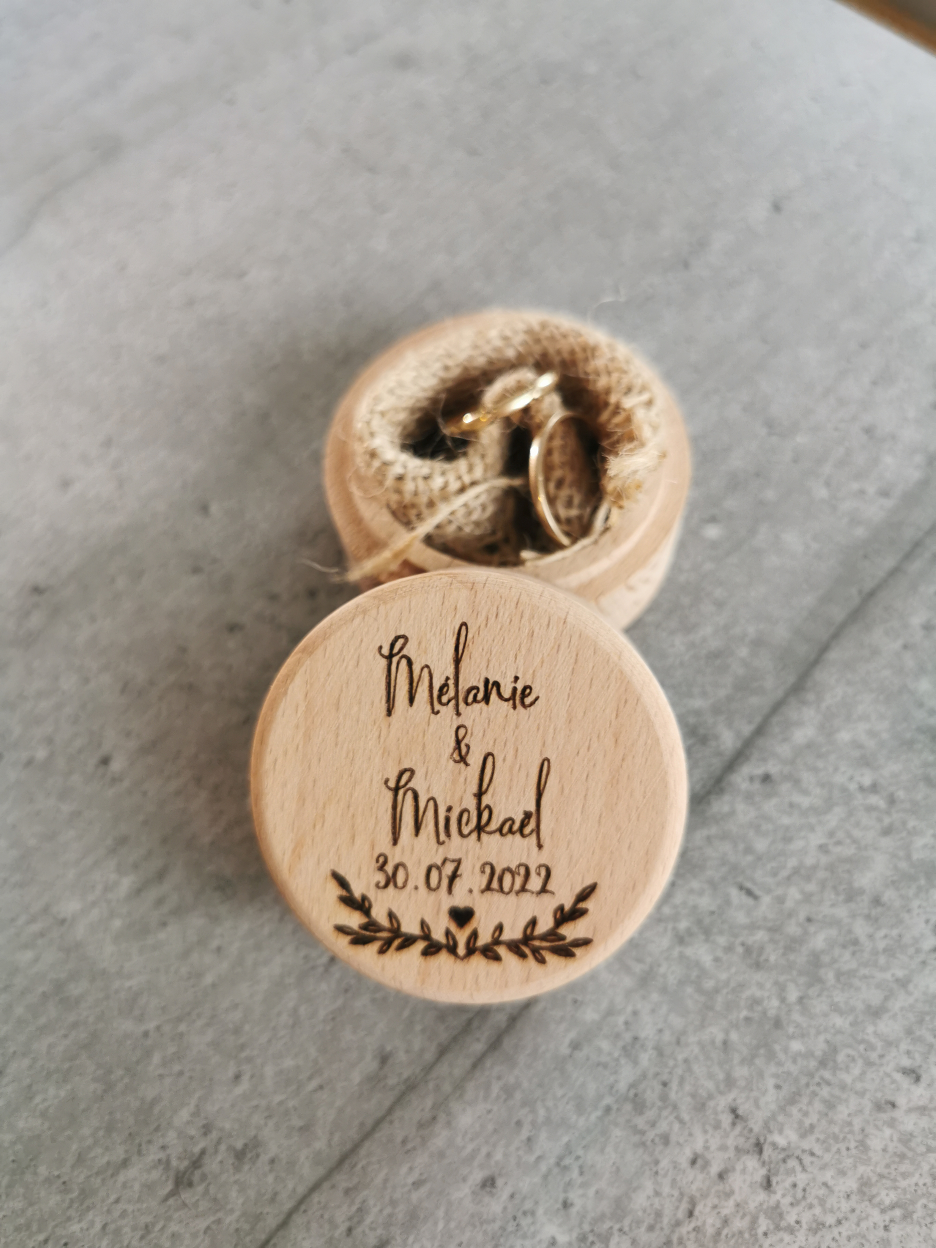 Boîte à alliances en bois personnalisée gravée au laser, vue 3