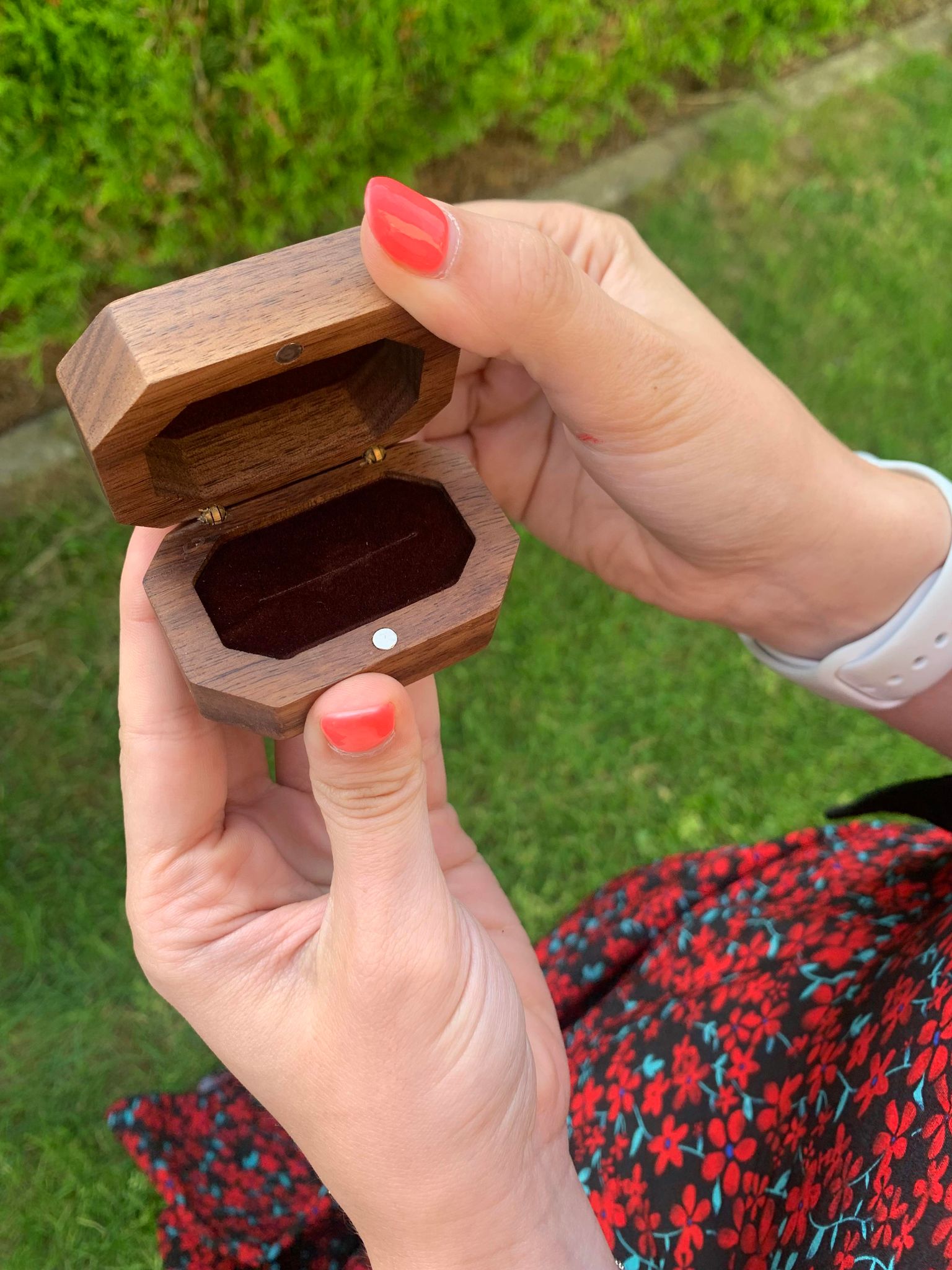 Boîte à alliances rectangle en bois personnalisée, vue 2