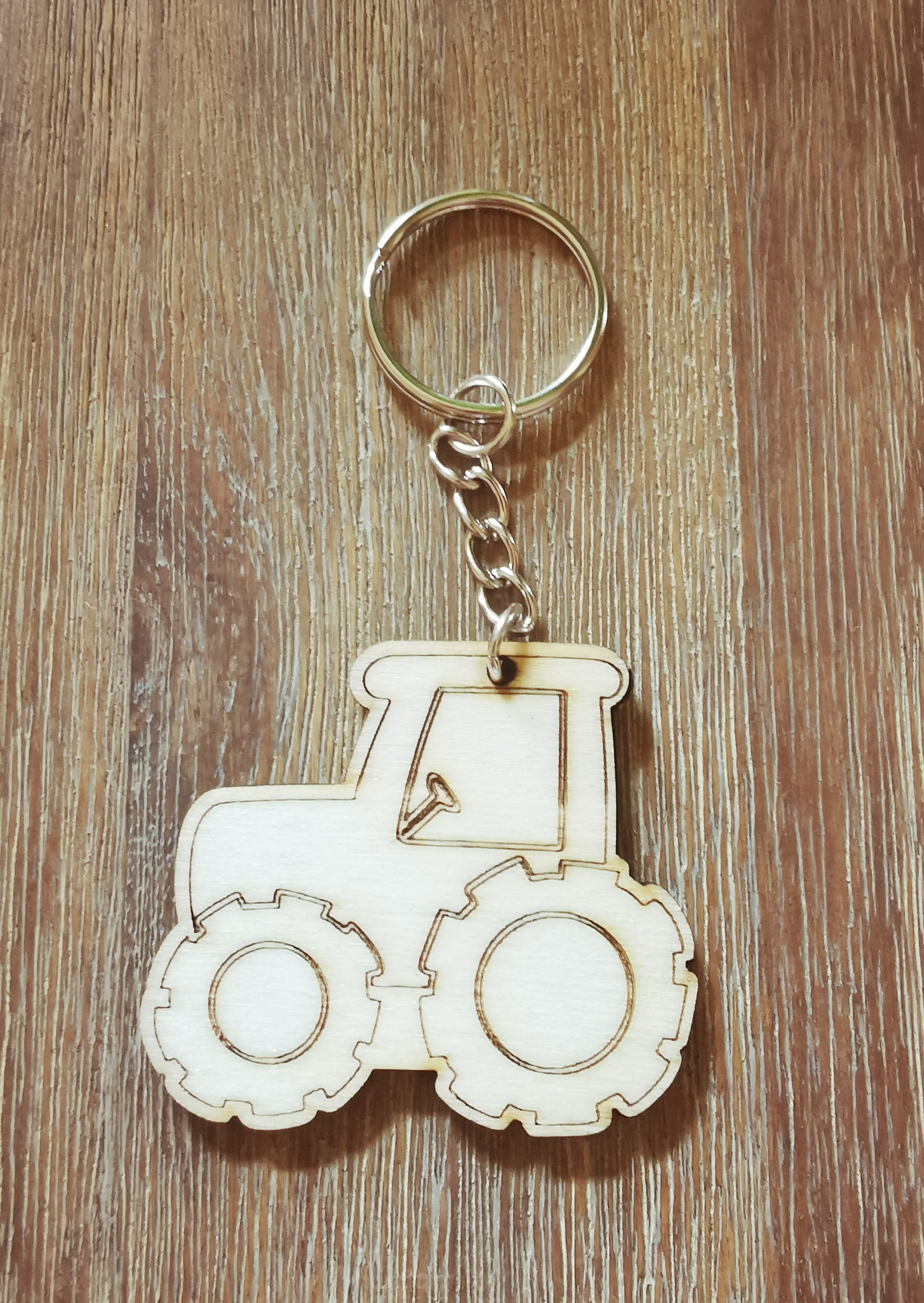 Porte-clés tracteur en bois gravé au laser