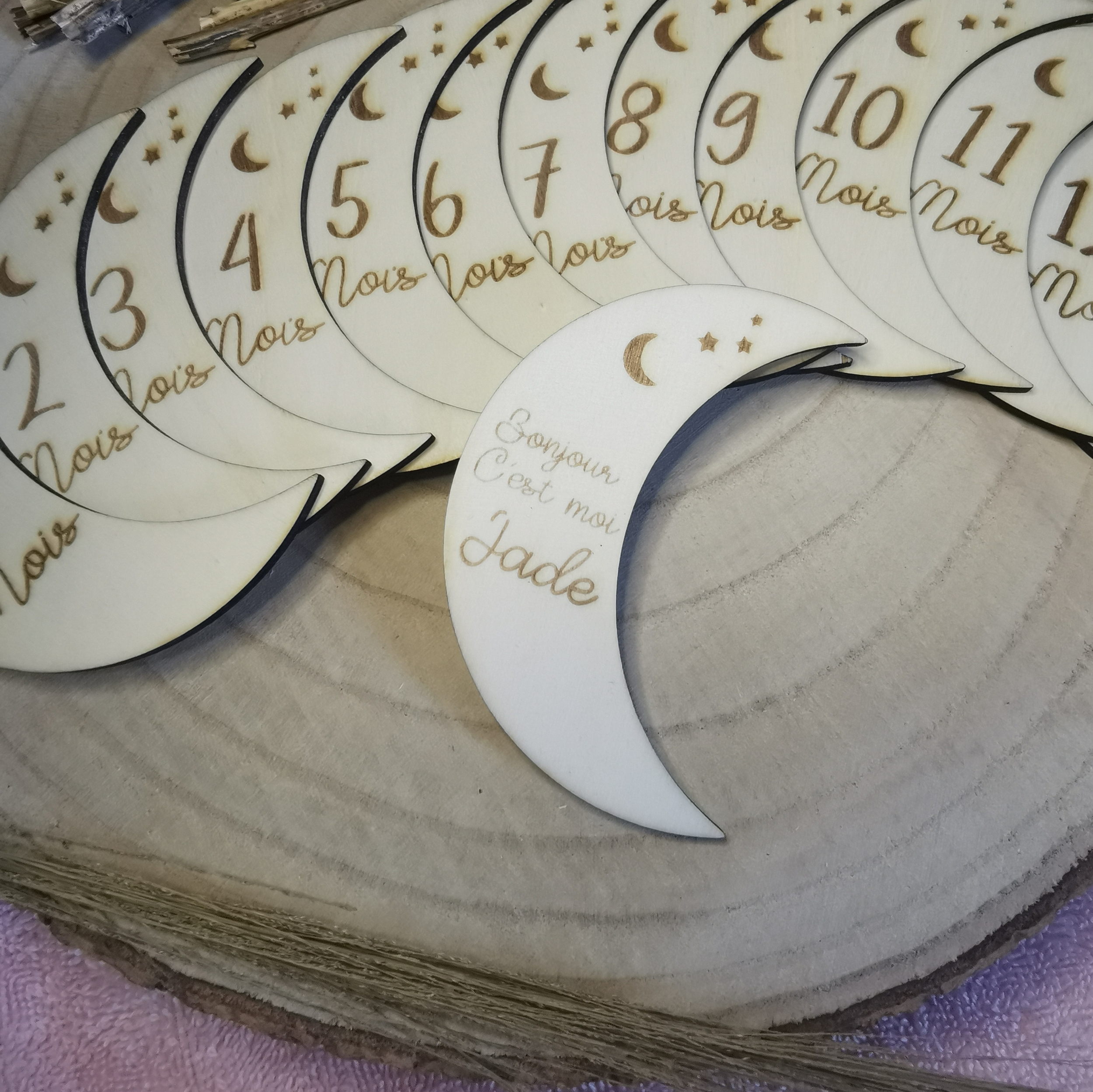 Cartes étapes en bois, thème lune, pour les photos des mois de bébé, vue 2