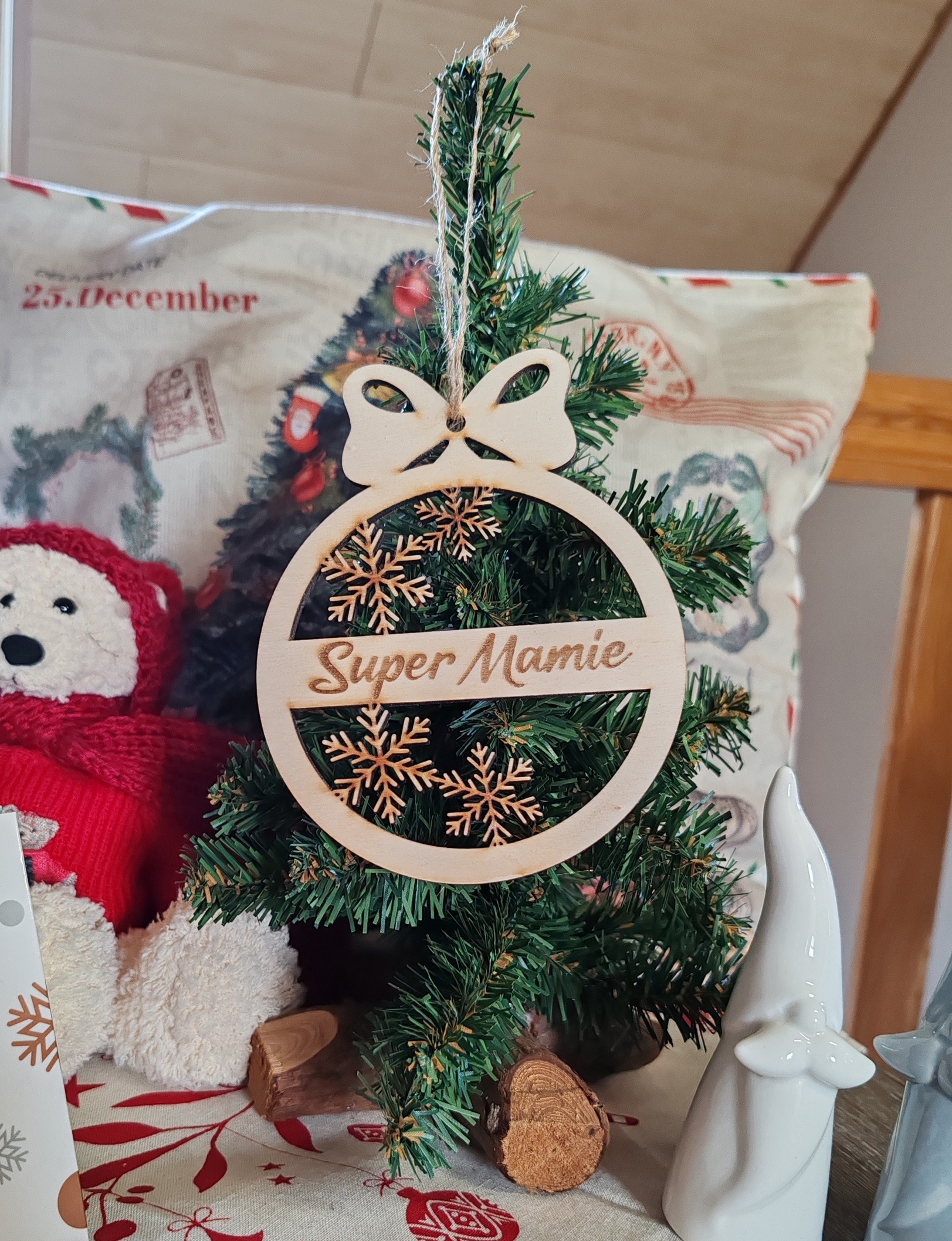 Sapin miniature en bois avec boule de Noël personnalisée, vue 7