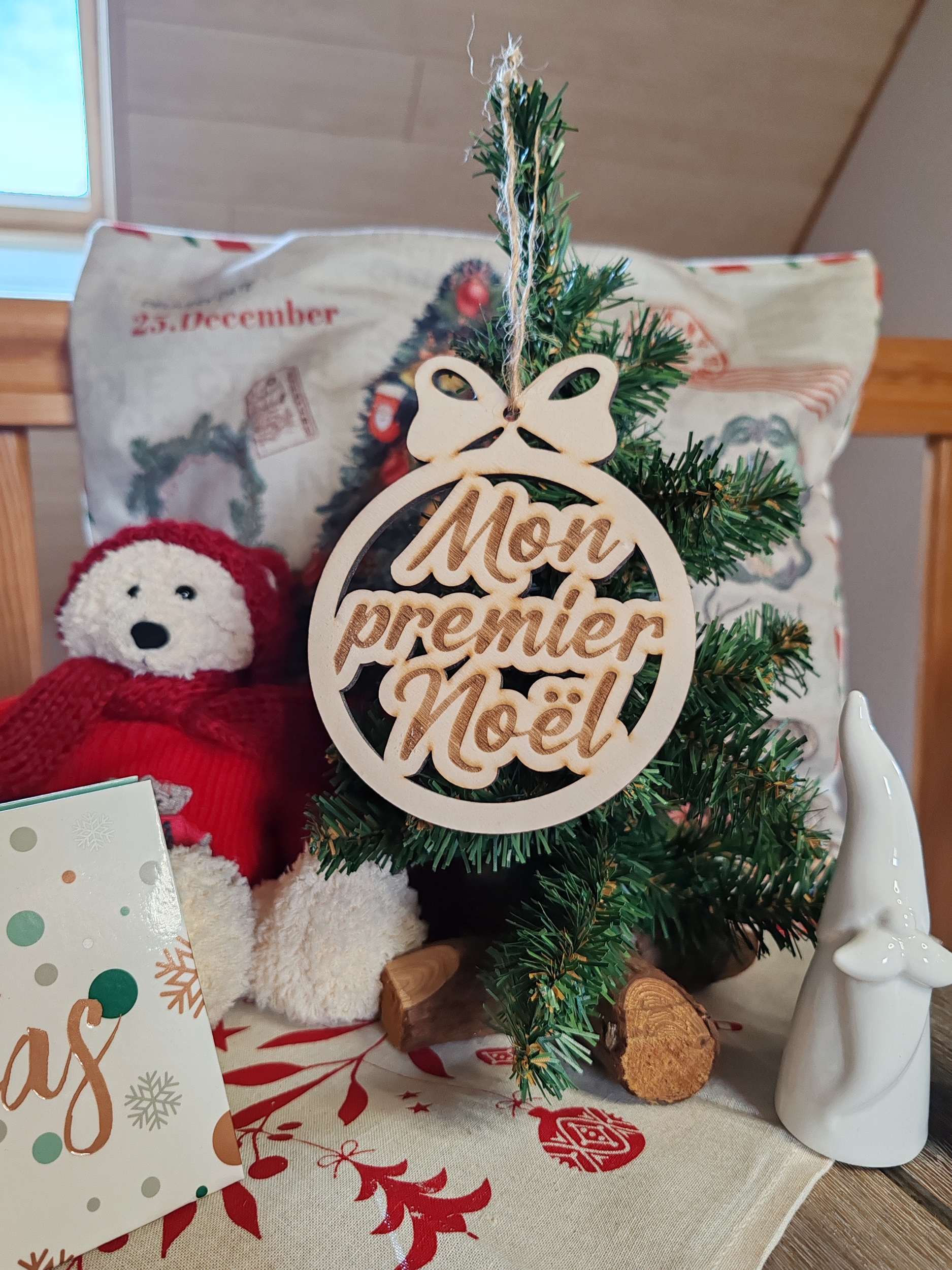 Sapin miniature en bois avec boule de Noël personnalisée, vue 4