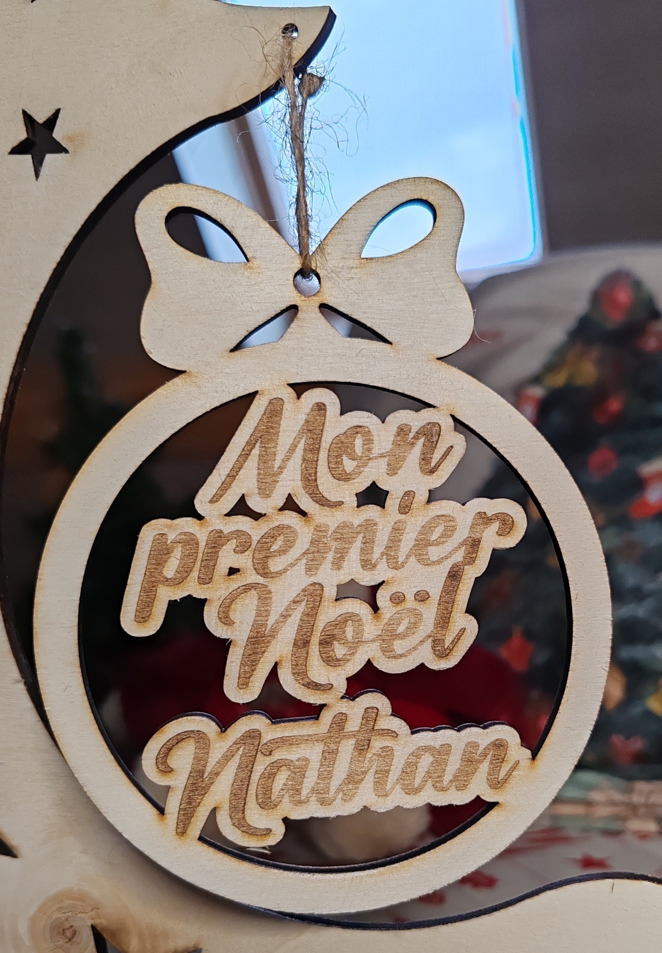 Sapin miniature en bois avec boule de Noël personnalisée, vue 3