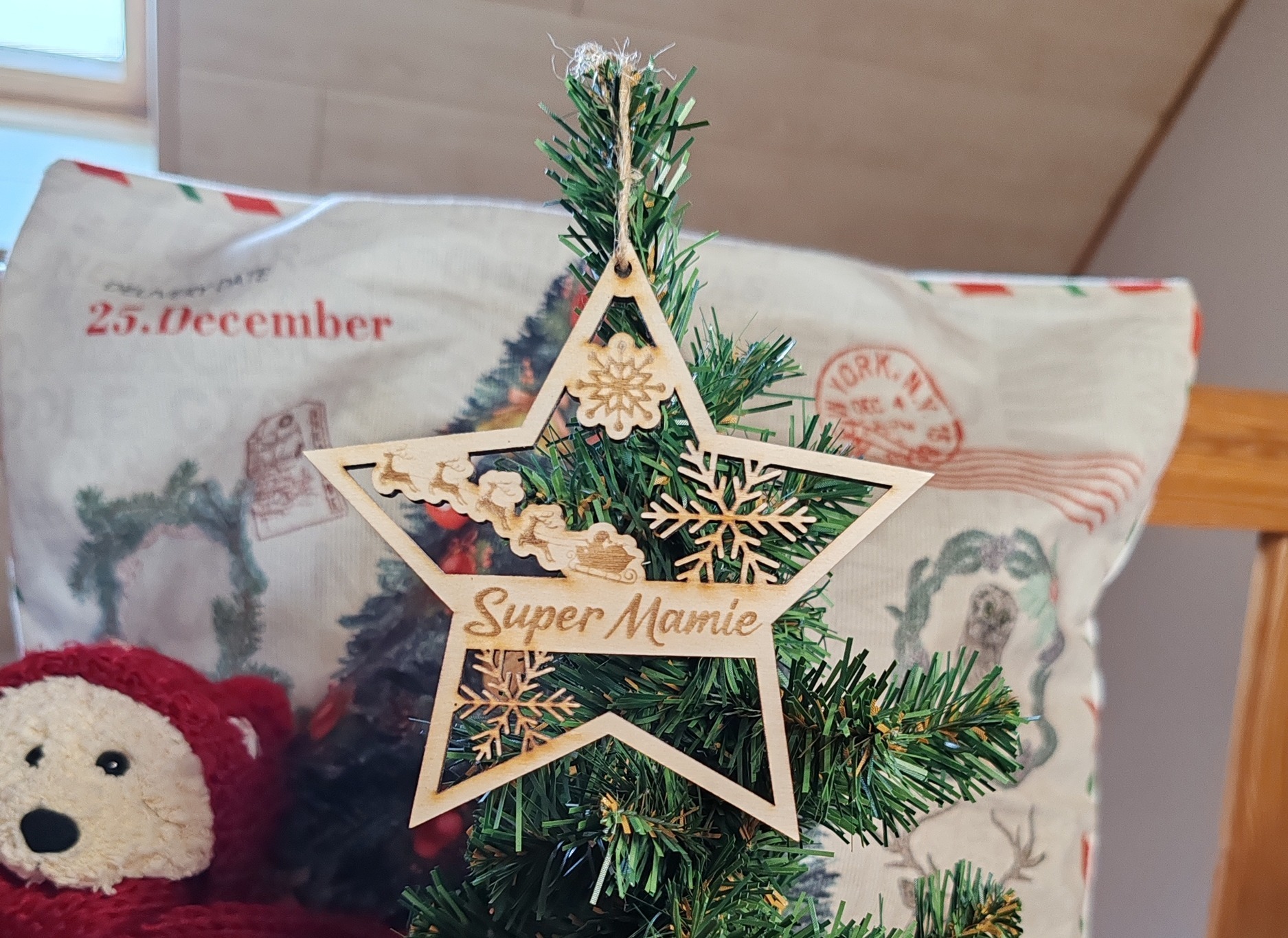 Sapin miniature en bois avec boule de Noël personnalisée, vue 6