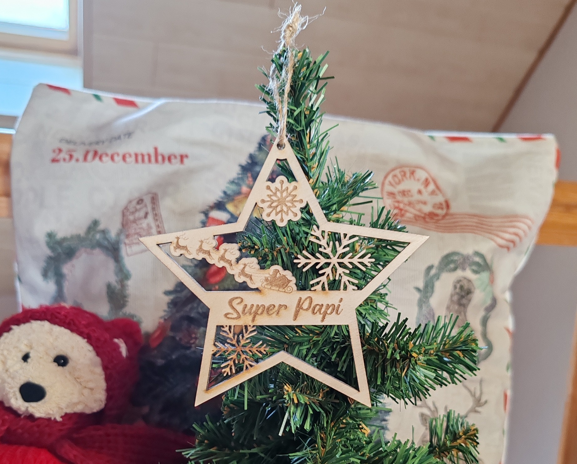 Sapin miniature en bois avec boule de Noël personnalisée, vue 9