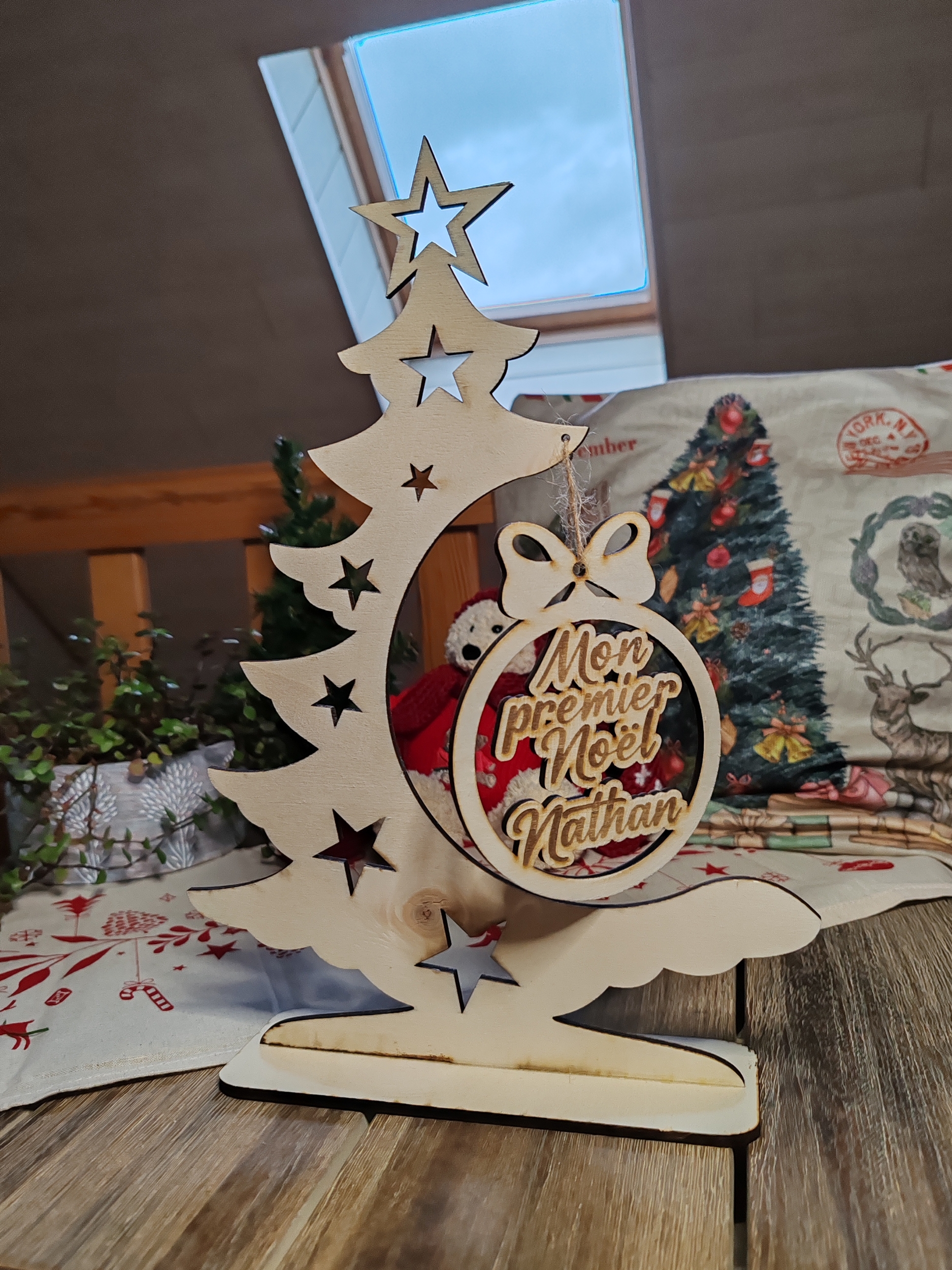 Sapin miniature en bois avec boule de Noël personnalisée, vue 2