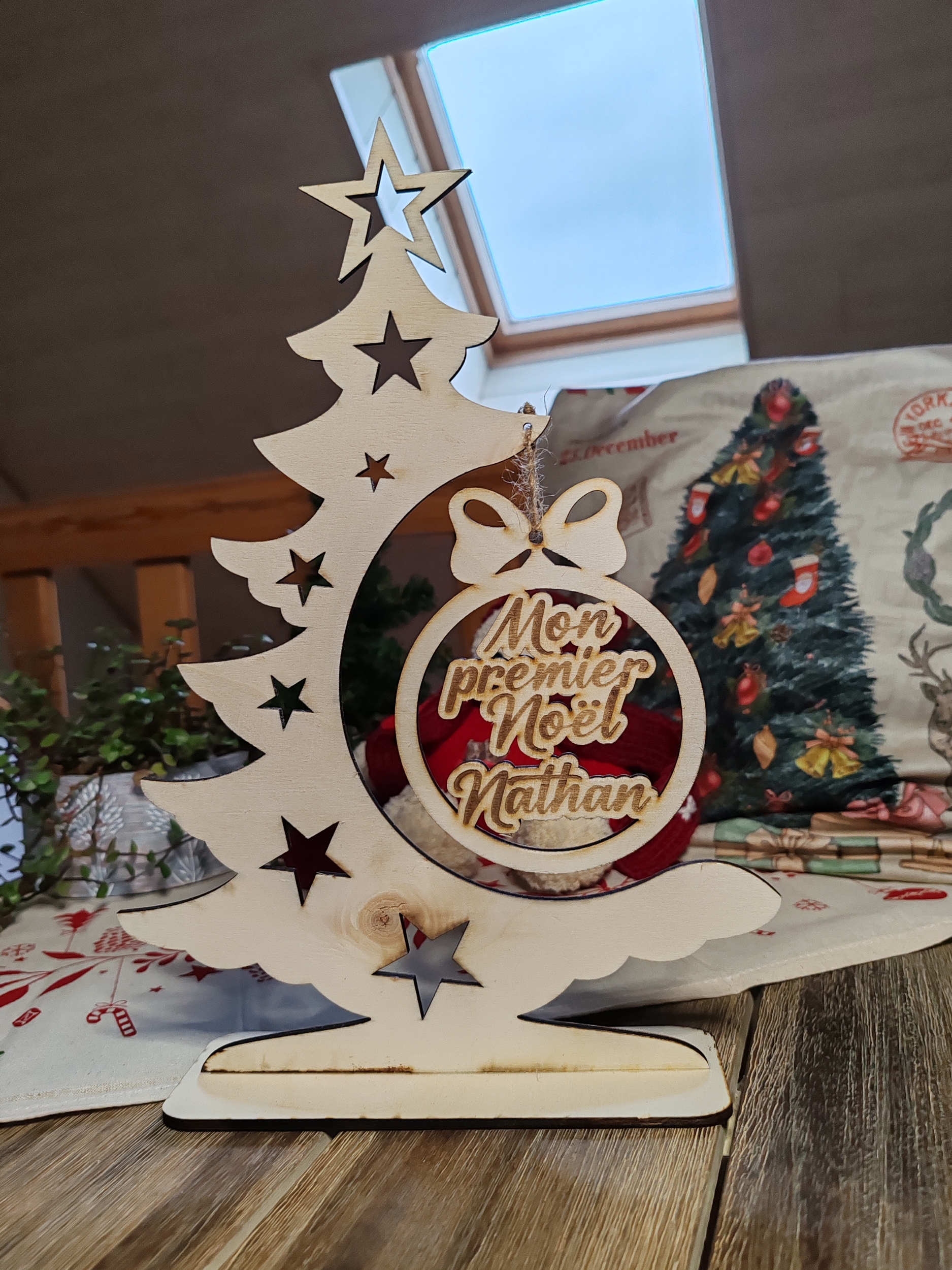 Sapin miniature en bois avec boule de Noël personnalisée