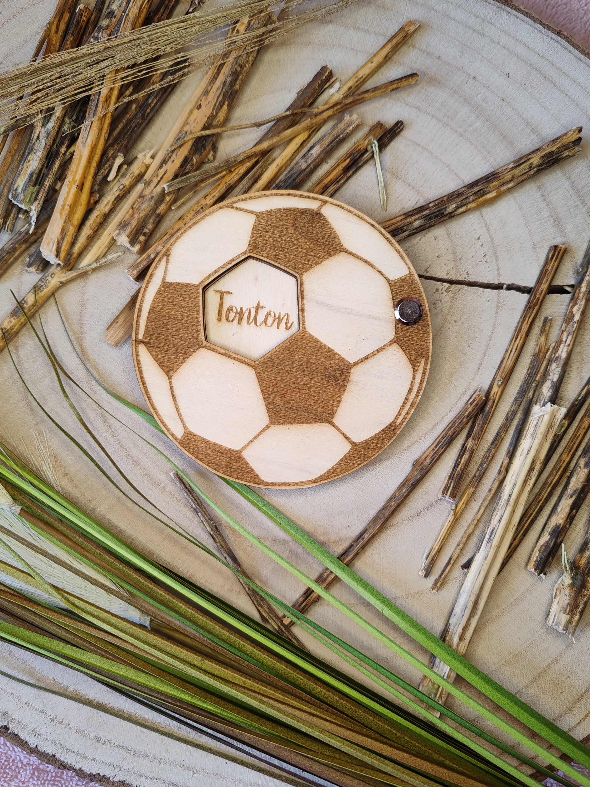 Faire-part de demande de parrain ou marraine en bois, thème ballon de foot, vue 3