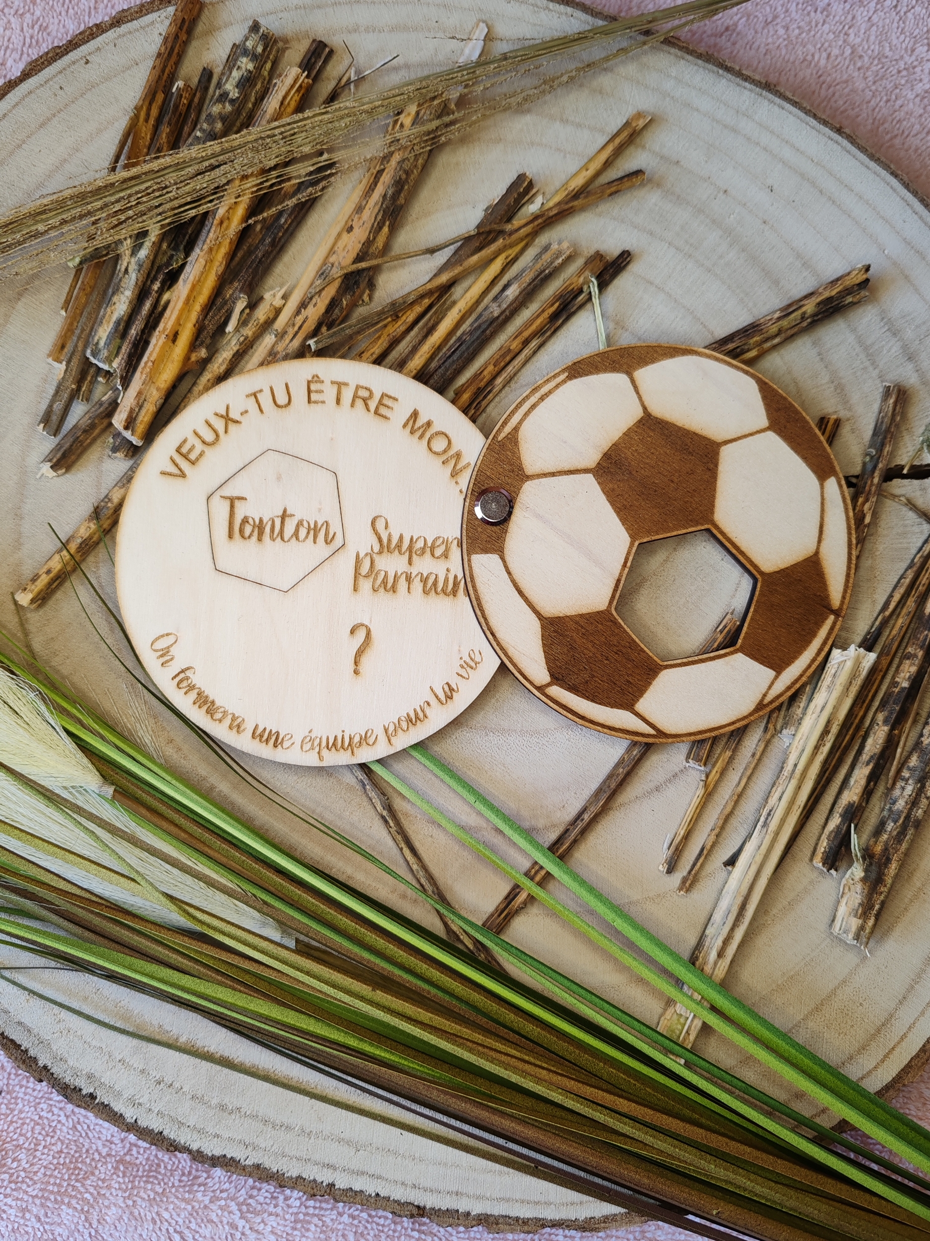 Faire-part de demande de parrain ou marraine en bois, thème ballon de foot, vue 4