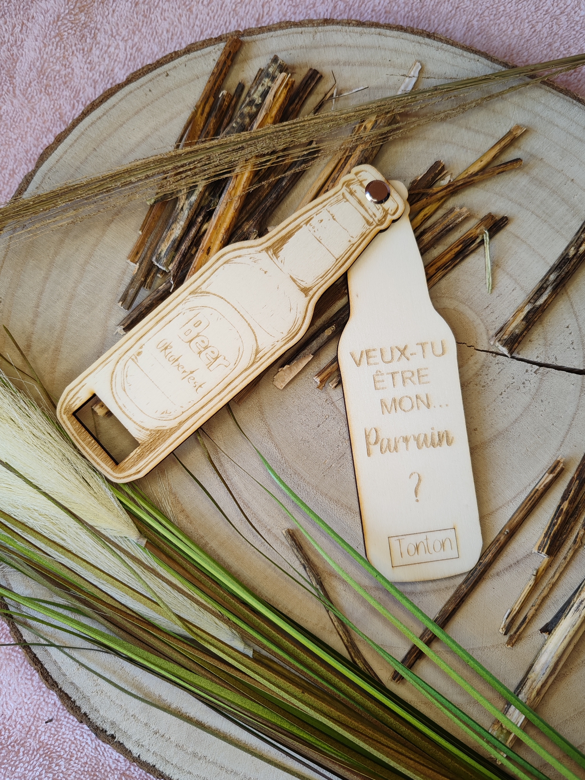 Faire-part de demande de parrain ou marraine en bois, thème bière, vue 3