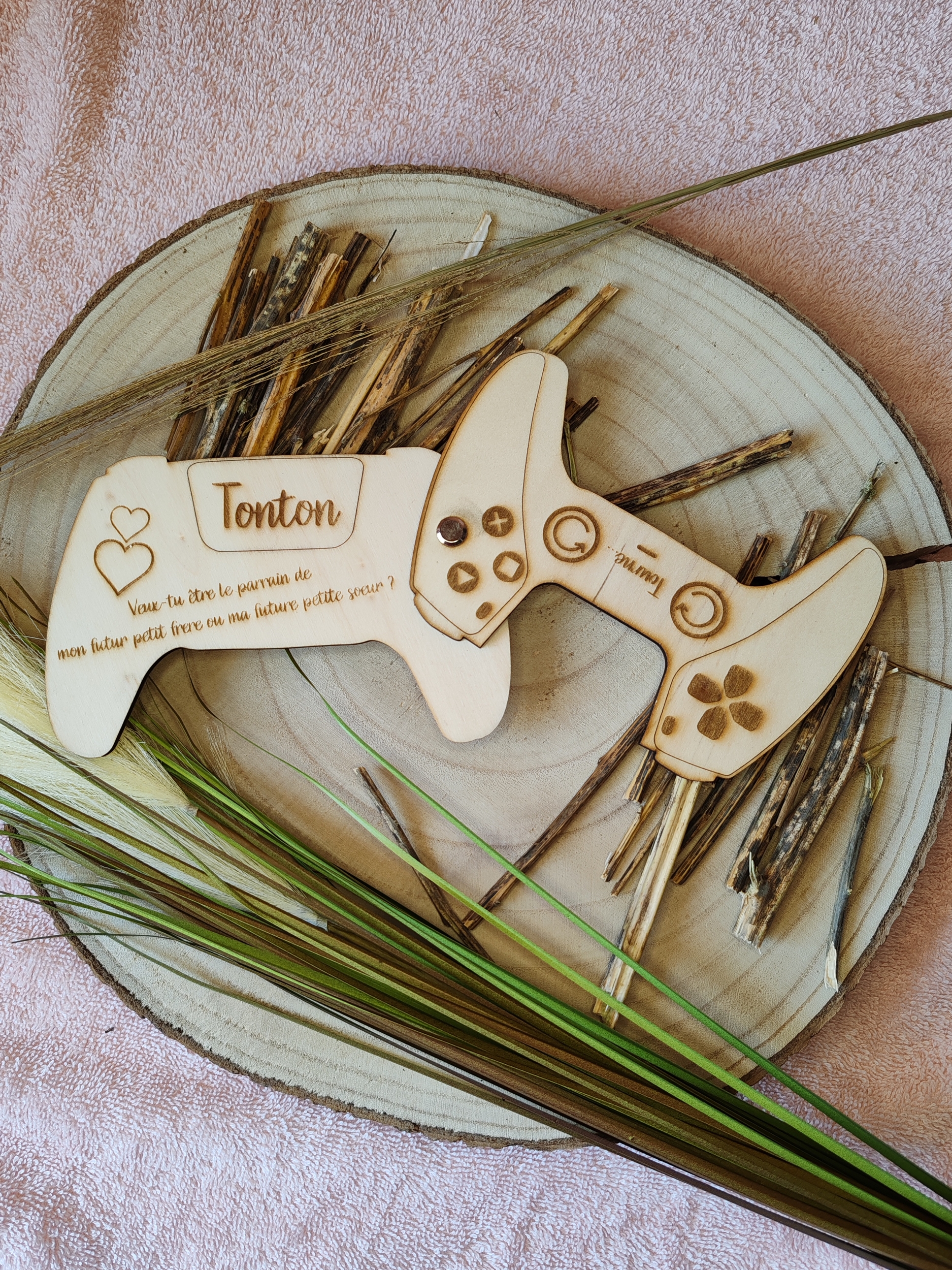 Faire-part de demande de parrain ou marraine en bois, thème manette de jeu, vue 3