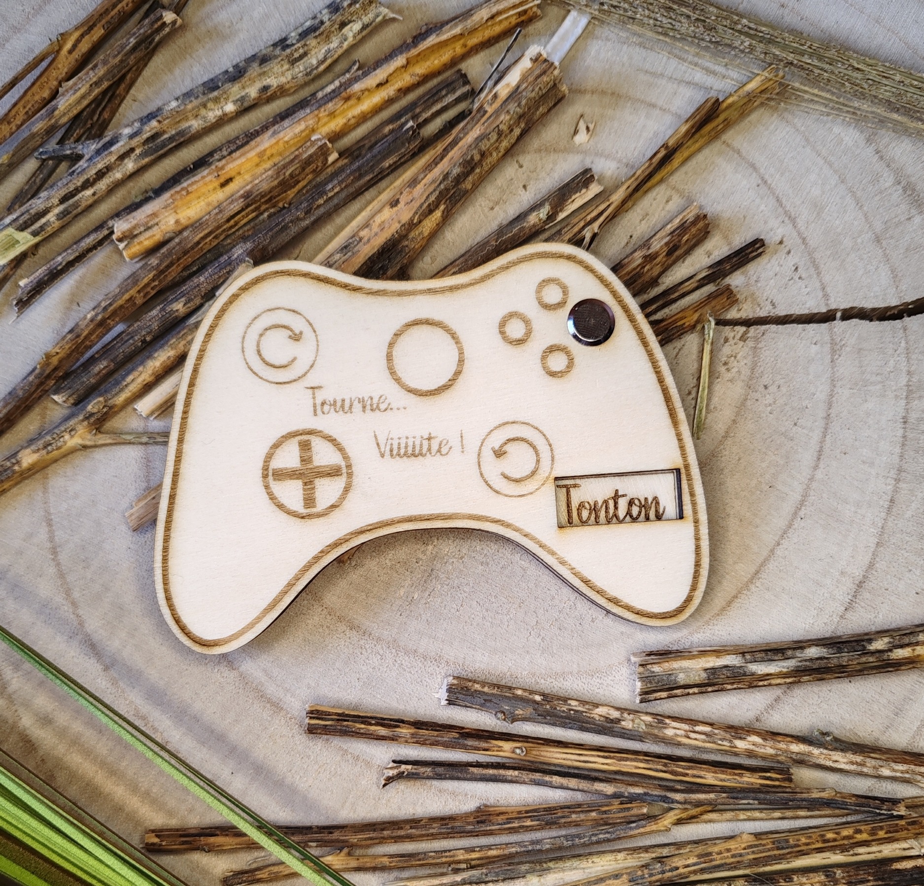 Faire-part de demande de parrain ou marraine en bois, thème manette de jeu, vue 3