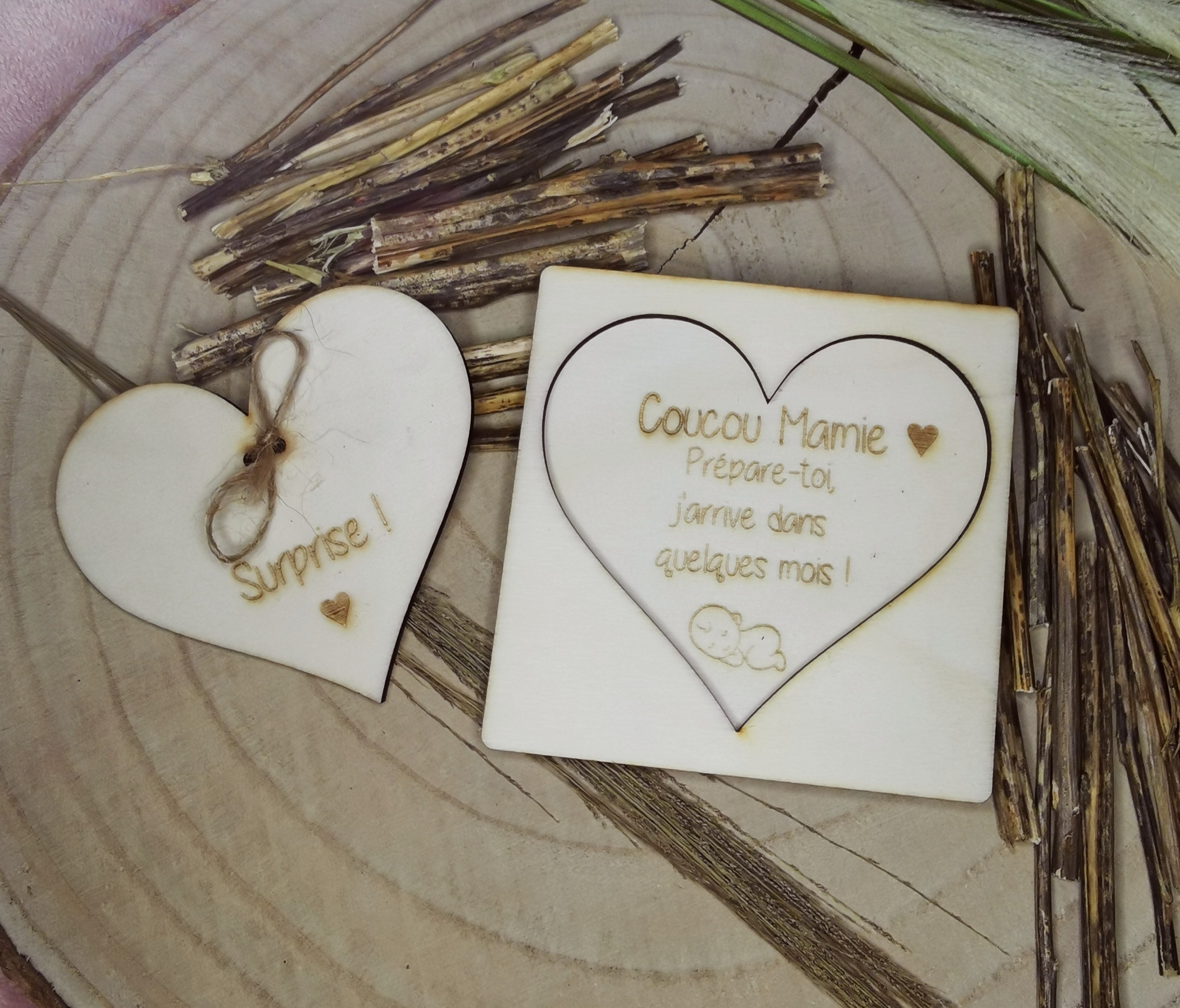 Faire-part en bois avec cœur pour annoncer une grossesse