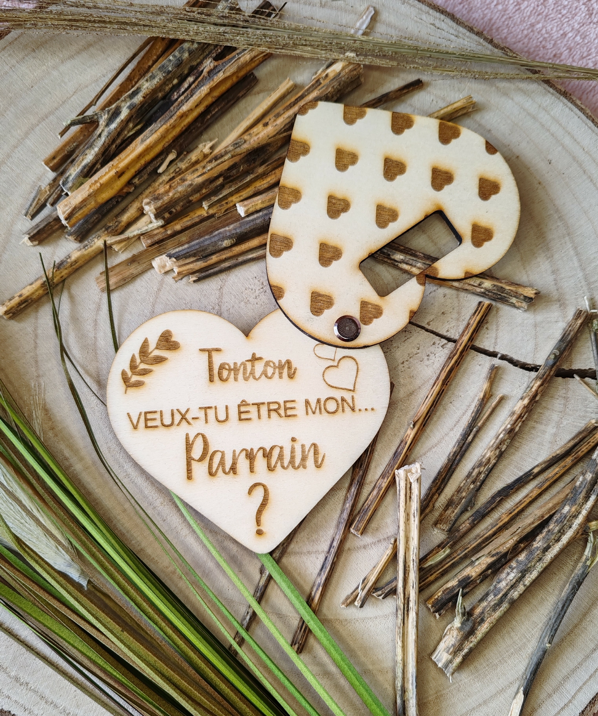 Faire-part de demande de parrain ou marraine en bois avec un cœur, vue 3