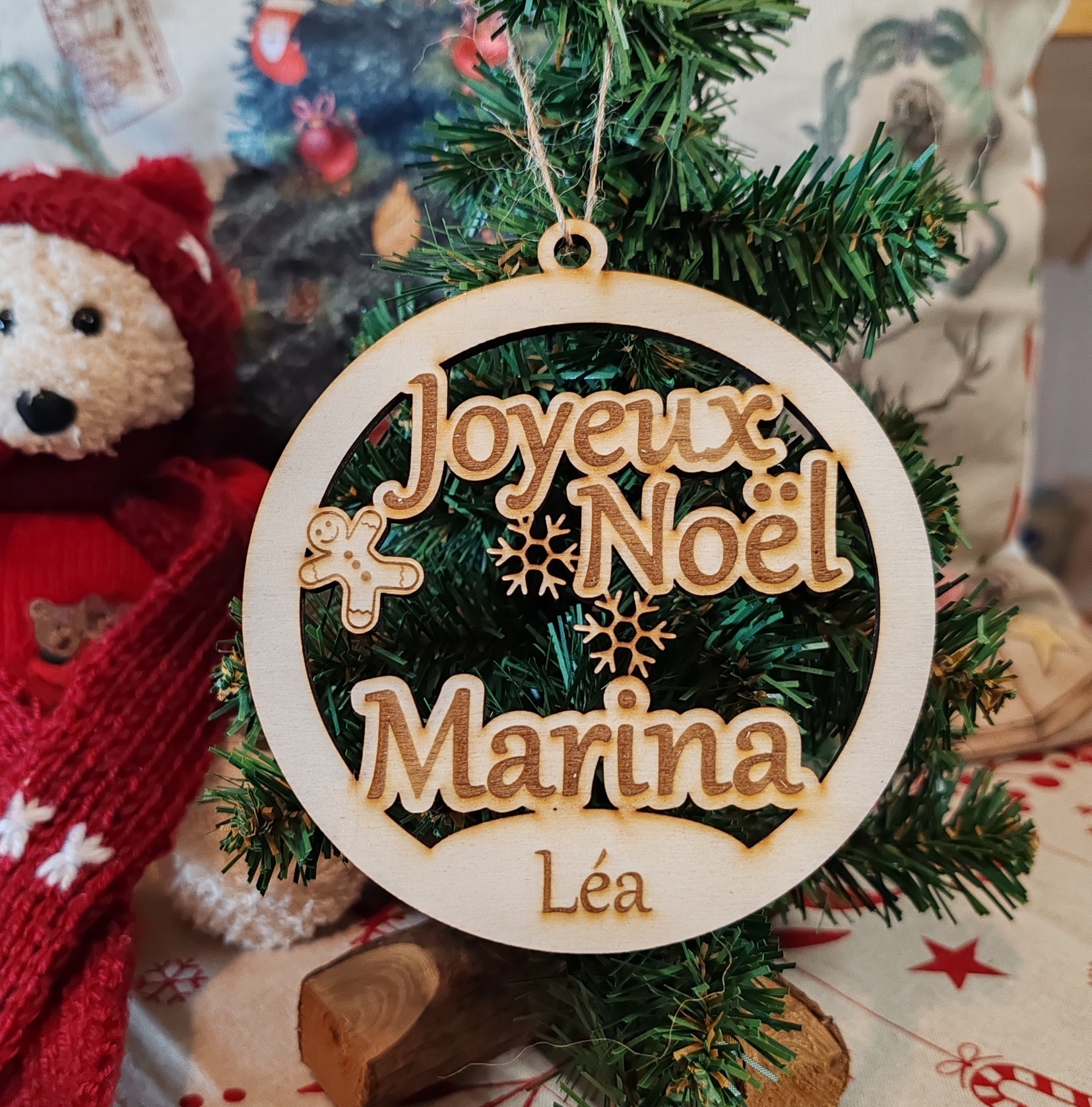 Boule de Noël en bois « Joyeux Noël » personnalisée avec deux prénoms