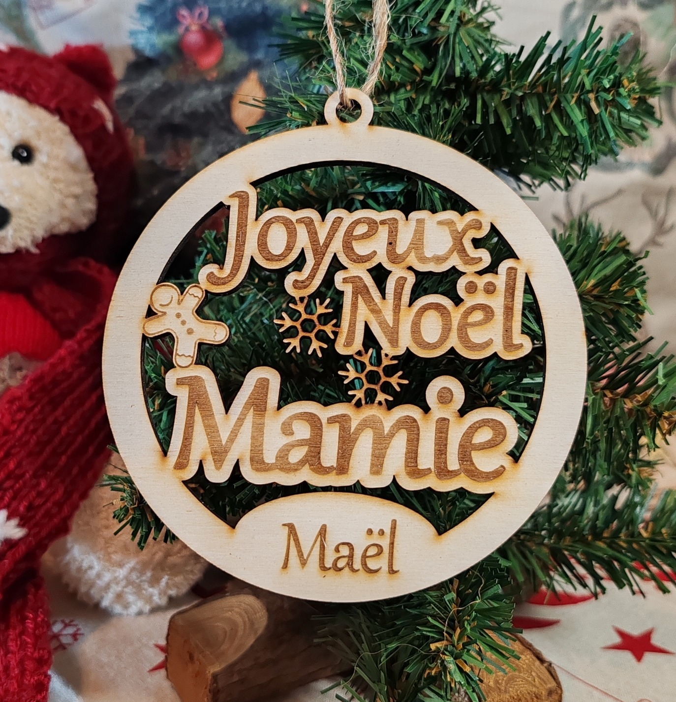 Boule de Noël en bois « Joyeux Noël Mamie » personnalisée