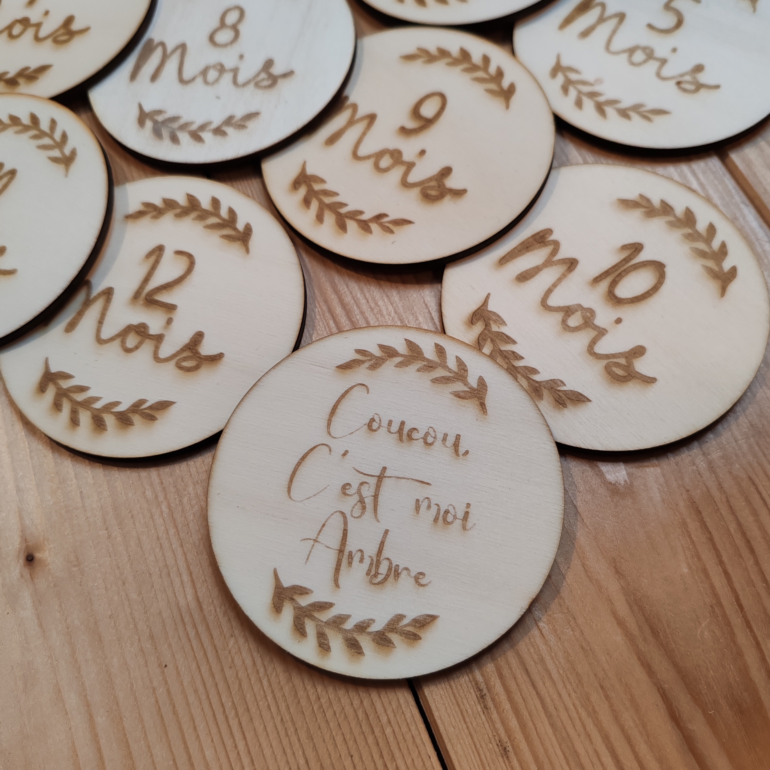 Cartes étapes en bois de forme ronde pour les photos des mois de bébé, vue 2