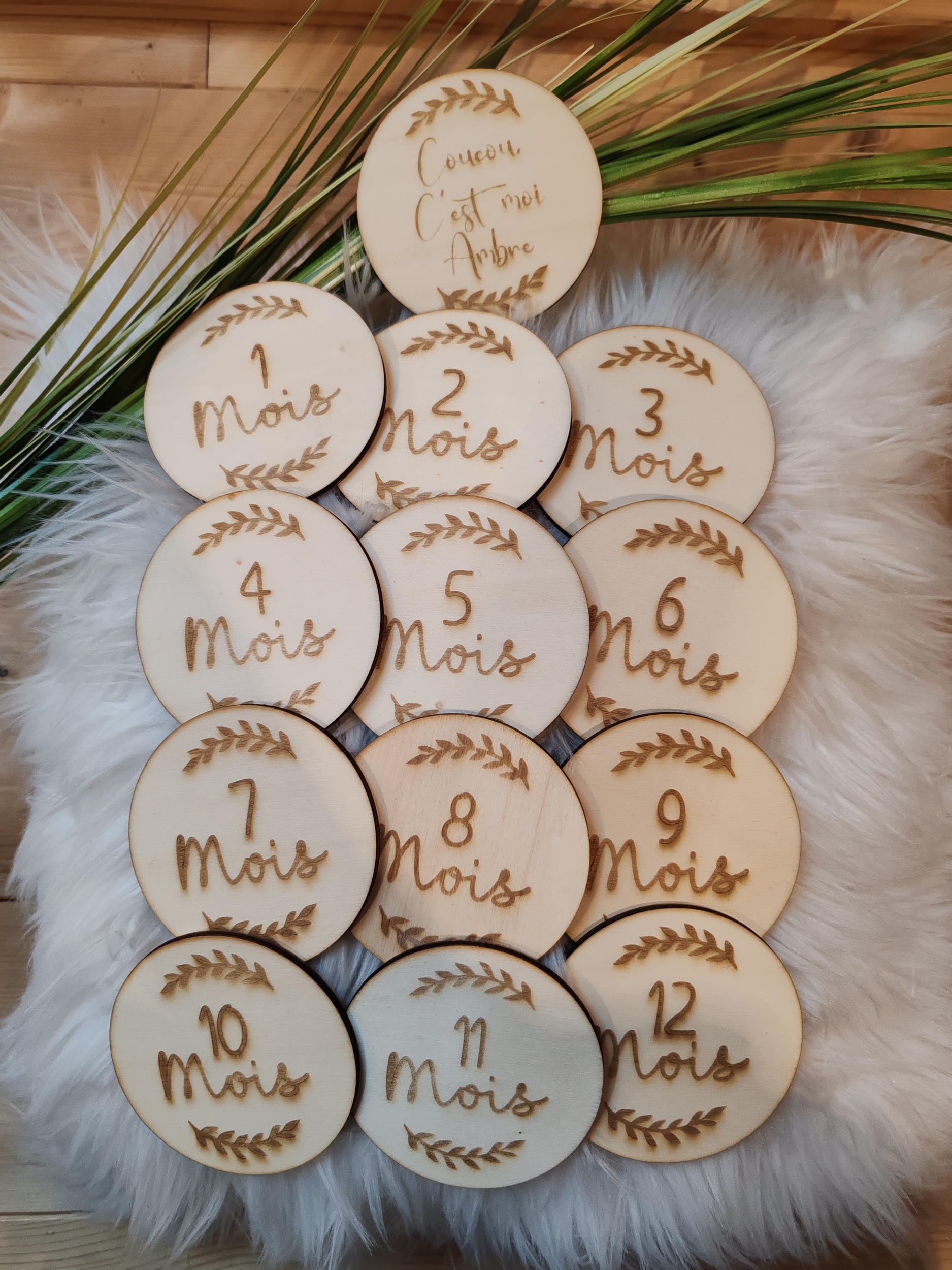 Cartes étapes en bois de forme ronde pour les photos des mois de bébé, vue 3