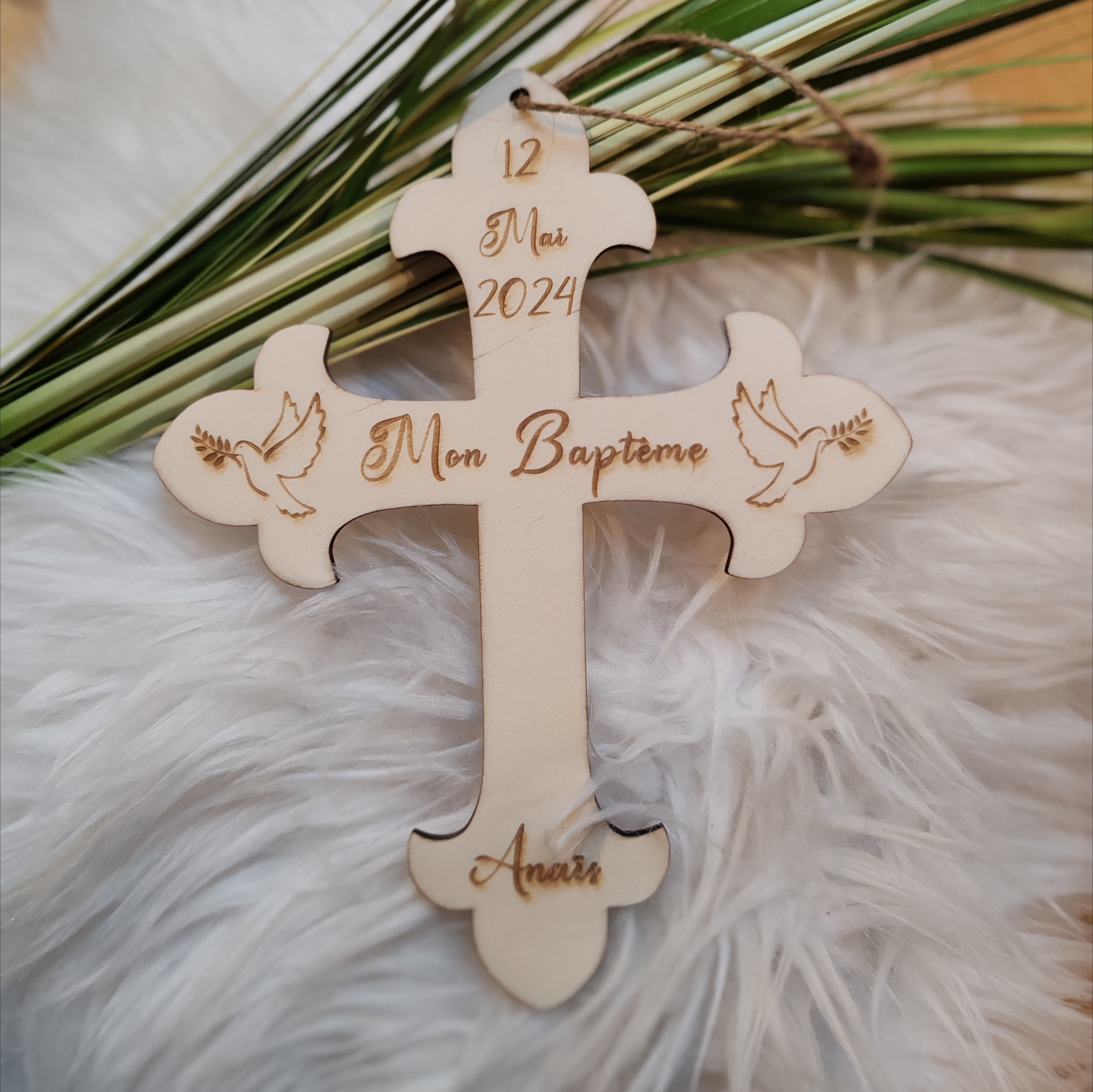 Croix de baptême en bois personnalisée, vue 9
