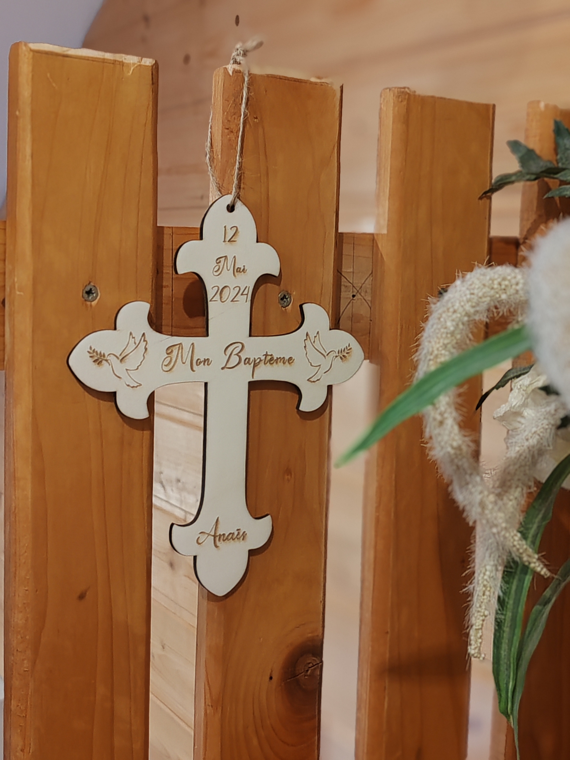 Croix de baptême en bois personnalisée, vue 3