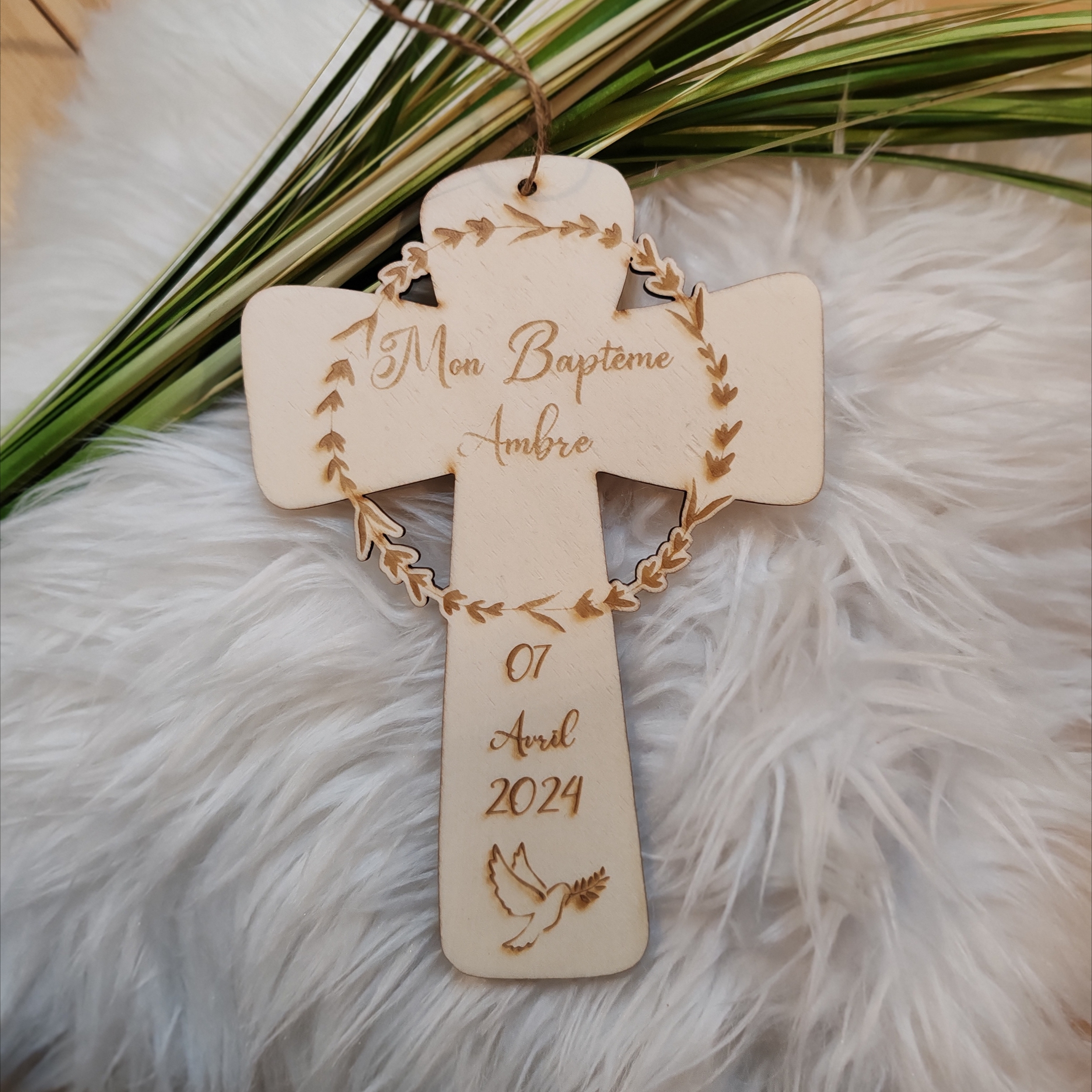 Croix de baptême en bois personnalisée, vue 7
