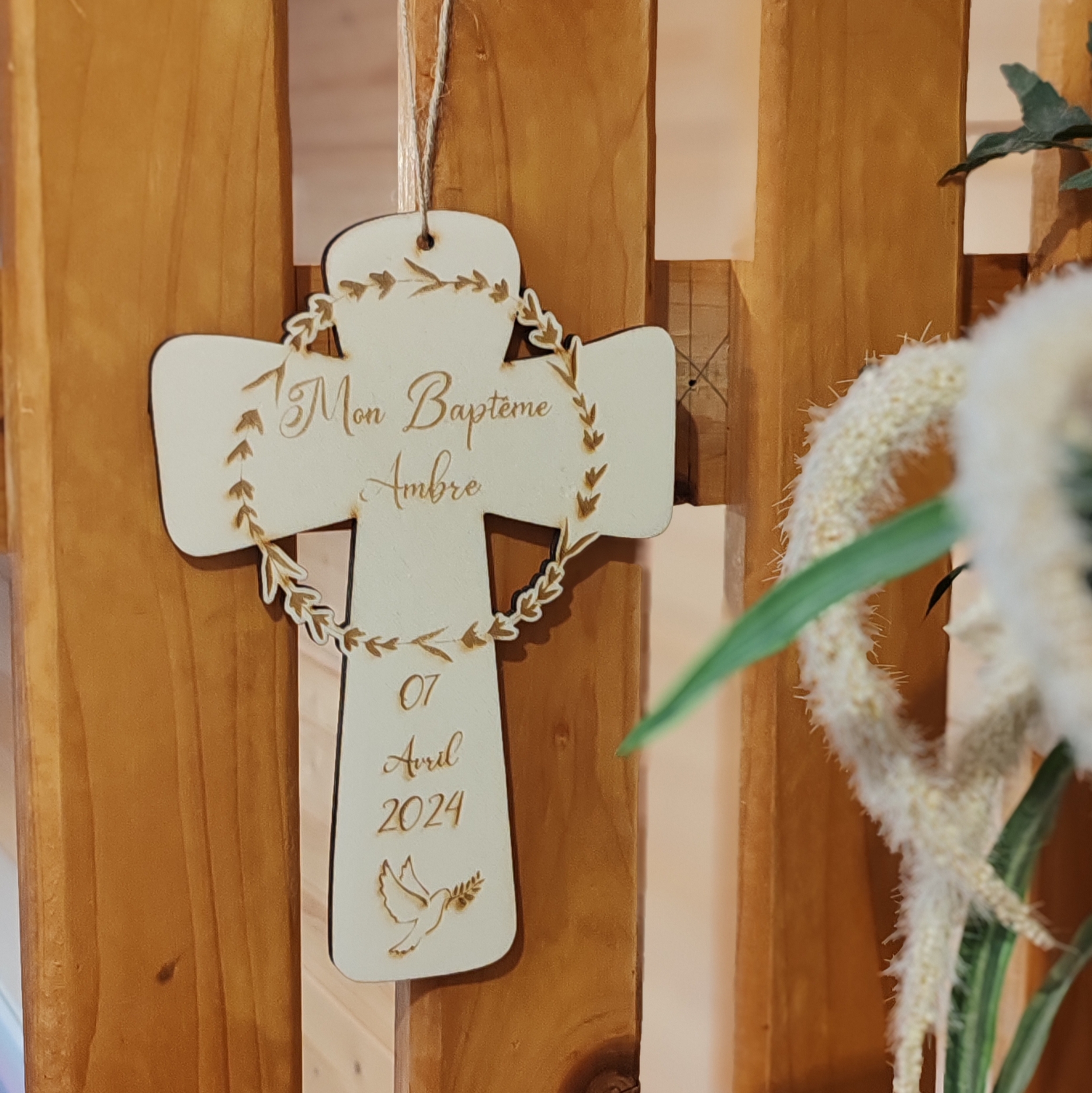 Croix de baptême en bois personnalisée