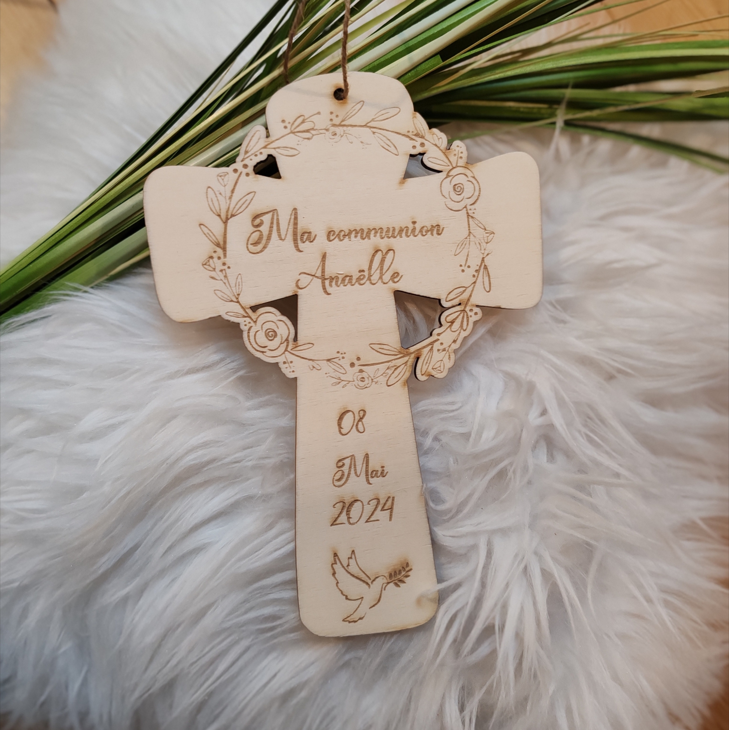 Croix de communion en bois personnalisée gravée au laser, vue 7
