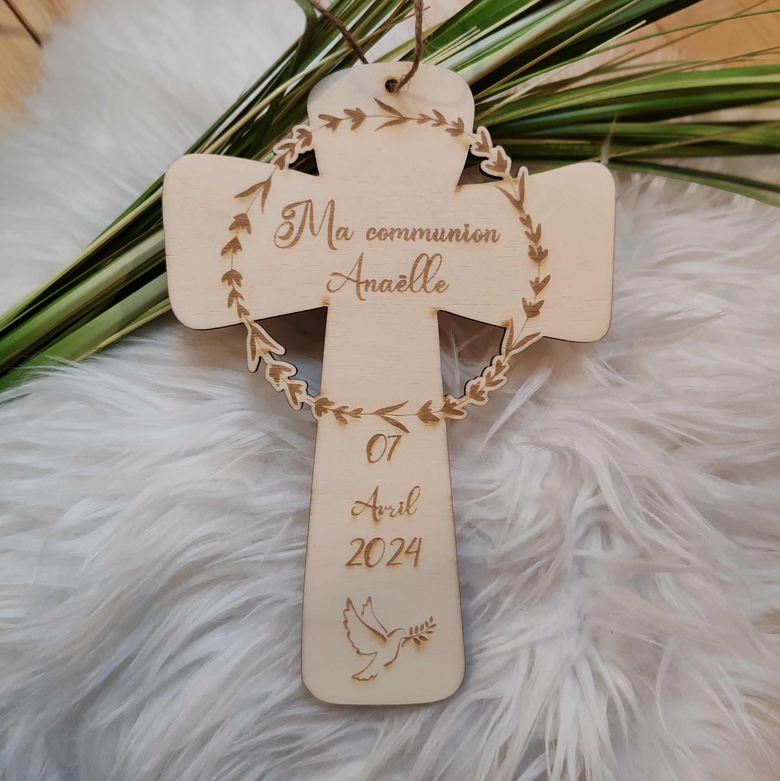 Croix de communion en bois personnalisée gravée au laser, vue 8