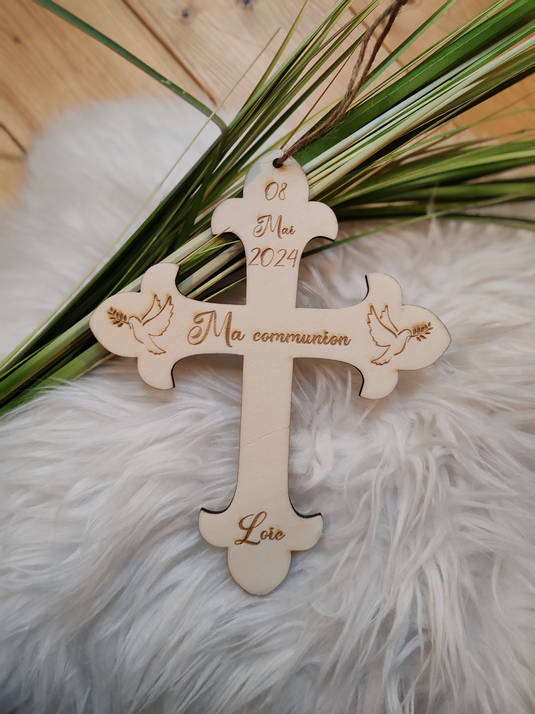 Croix de communion en bois personnalisée gravée au laser, vue 9
