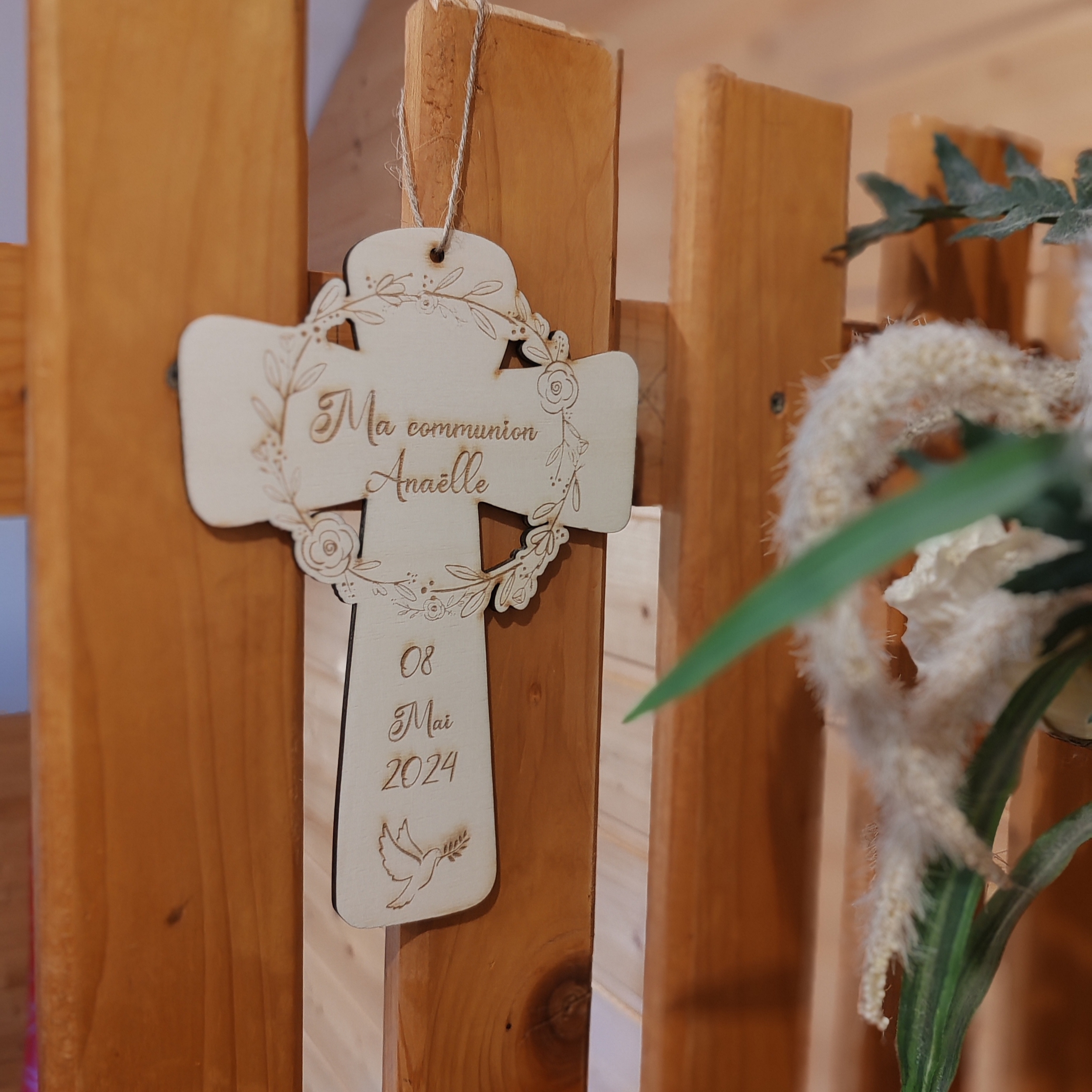 Croix de communion en bois personnalisée gravée au laser, vue 2