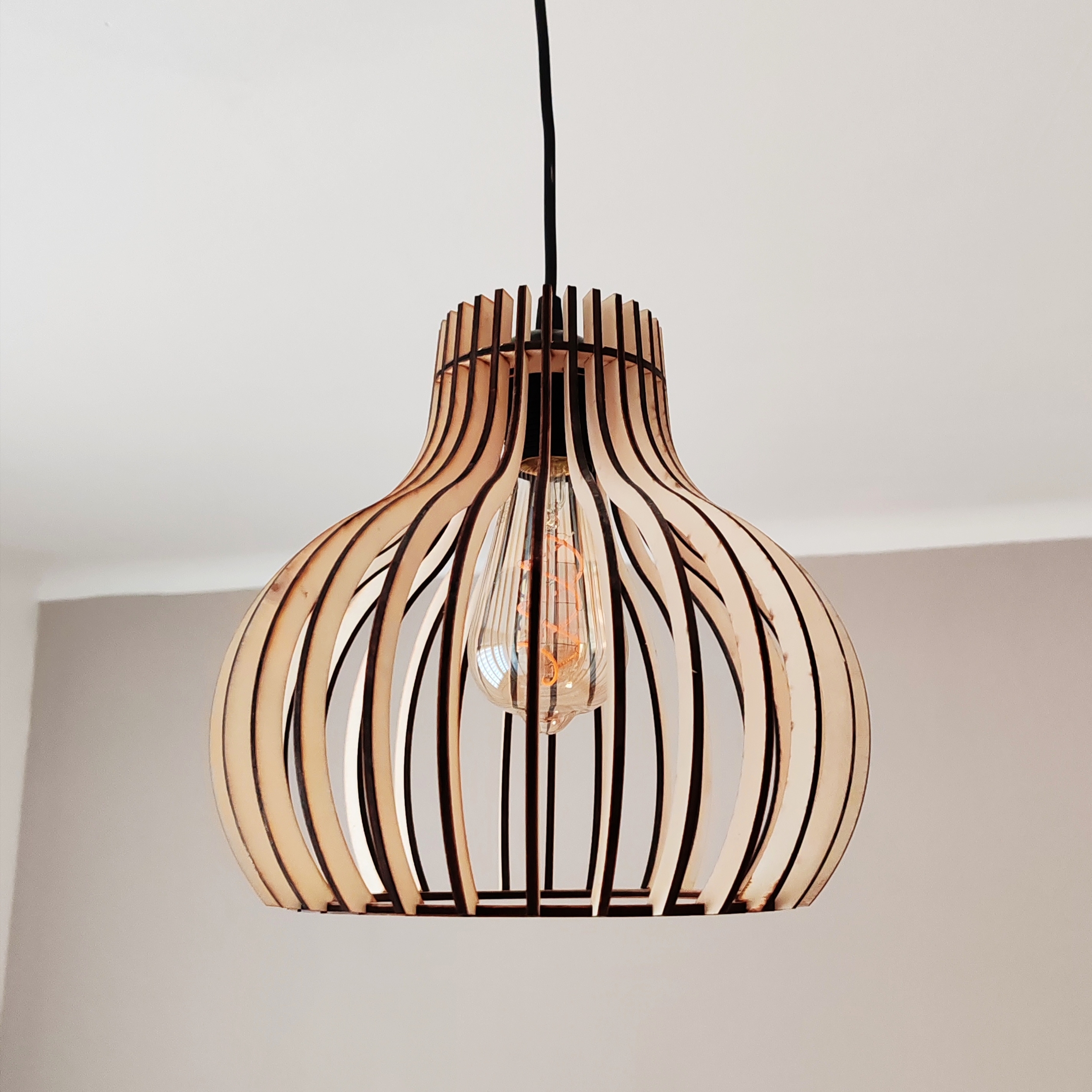 Suspension lumineuse LuminaCurve de 24,5 cm en bois, vue 2
