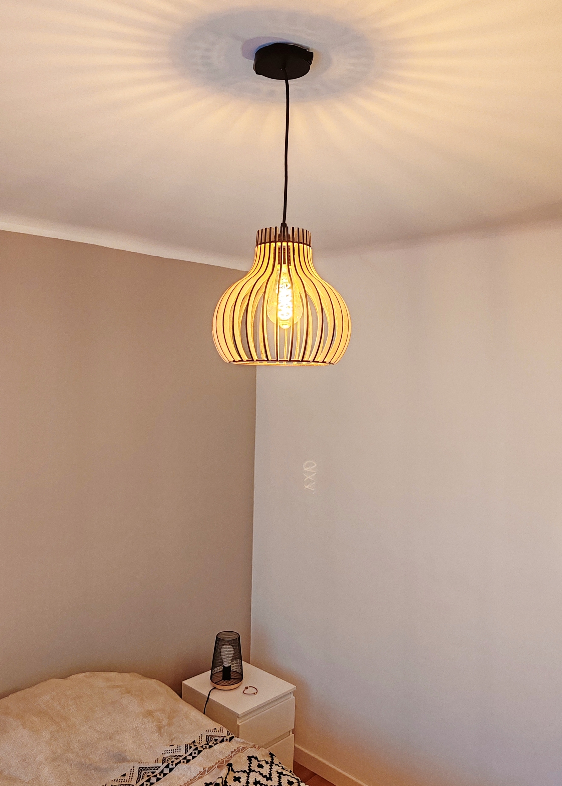 Suspension lumineuse LuminaCurve de 24,5 cm en bois